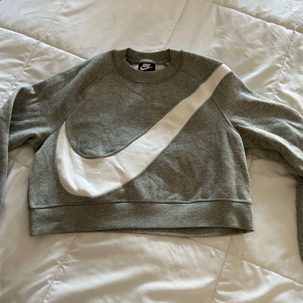 Grey cropped Nike sweater XS